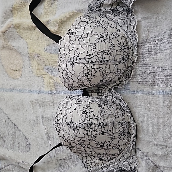 Vintage Victoria Secret Lace Bra - Picture 2 of 6